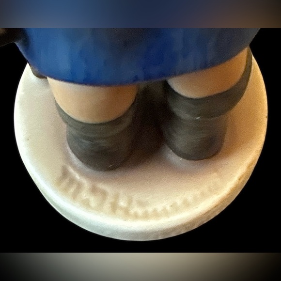 Goebel Hummel “Hear Ye, Hear Ye” #15/0 Figurine - Picture 4 of 5